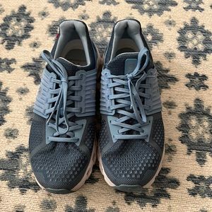 On Cloud size 8.5 running shoes